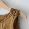 La Petite Alice Jumpsuit Sunny, Camel with Bee, Detail Knopf