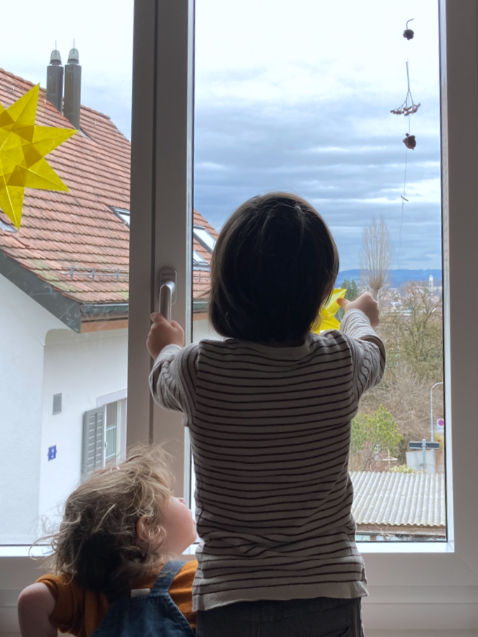 Mit Kindern Fenstersterne basteln für Weihnachten